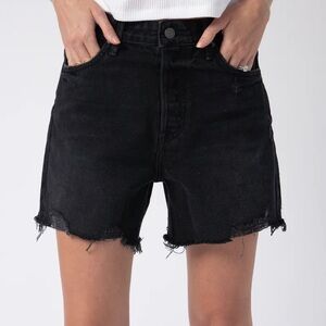 GRLFRND Jourdan denim short black